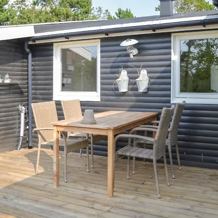 בית נופש Four-bedroom Holiday In