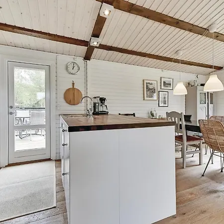 Four-bedroom Holiday In בית נופש