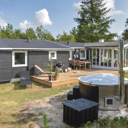 Four-bedroom Holiday In * בלבאנד