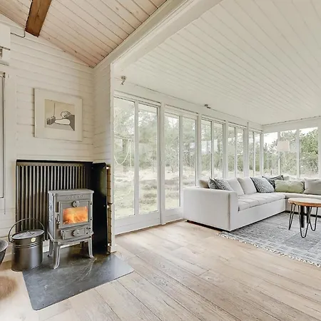 Four-bedroom Holiday In בלבאנד